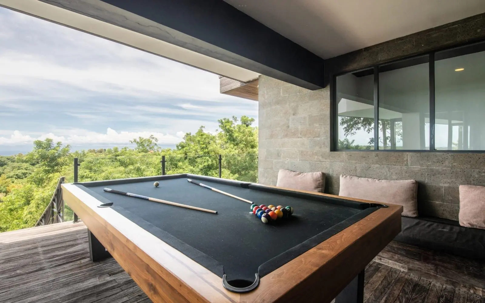 6 KAMAR TIDUR | ULUWATU. Villas in Bali for Sale: Villa in Pecatu, Bali for 1990 Thousands USD. Freehold. Photo #3