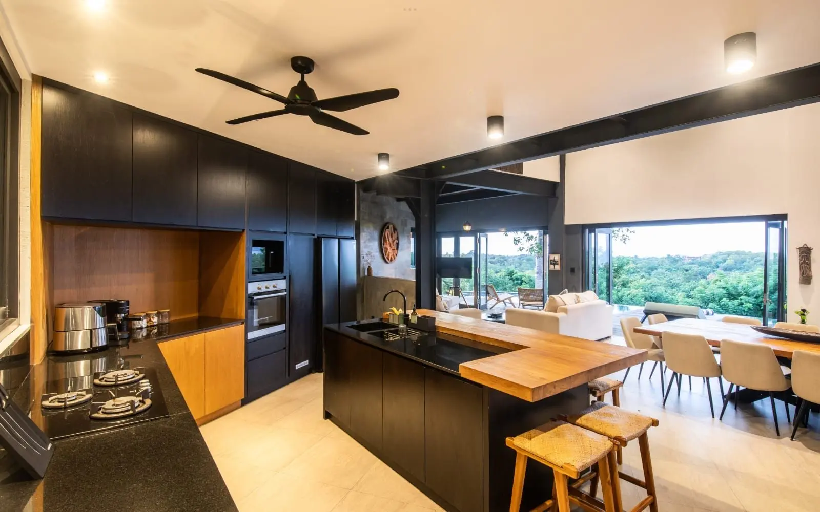 6 KAMAR TIDUR | ULUWATU. Villas in Bali for Sale: Villa in Pecatu, Bali for 1990 Thousands USD. Freehold. Photo #7