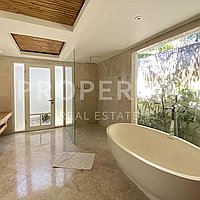 Modern Traditional Tropical Villas In Berawa. Villas in Bali for Sale: Вилла в Берава (Чангу), Балиан за 19,7 млн. RUB. Leasehold. Предварительный просмотр фото #15