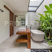 Modern Tropical Retreat In Prime Berawa. Villas in Bali for Sale: Вилла в Берава (Чангу), Балиан за 26,8 млн. RUB. Leasehold. Предварительный просмотр фото #11