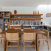 Modern Tropical Retreat In Prime Berawa. Villas in Bali for Sale: Вилла в Берава (Чангу), Балиан за 26,8 млн. RUB. Leasehold. Предварительный просмотр фото #1