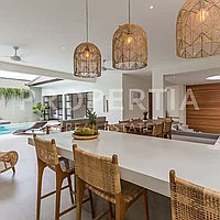 Modern Tropical Retreat In Prime Berawa. Villas in Bali for Sale: Вилла в Берава (Чангу), Балиан за 26,5 млн. RUB. Leasehold. Предварительный просмотр фото #3