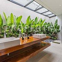 Modern Tropical Retreat In Prime Berawa. Villas in Bali for Sale: Вилла в Берава (Чангу), Балиан за 26,8 млн. RUB. Leasehold. Предварительный просмотр фото #13