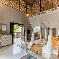 A timeless 4-bedroom Balinese retreat in Pererenan. Villas in Bali for Sale: Вилла в Чангу, Балиан за 79,0 млн. RUB. Freehold. Предварительный просмотр фото #8