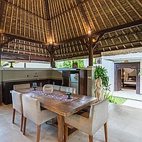 A timeless 4-bedroom Balinese retreat in Pererenan. Villas in Bali for Sale: Вилла в Чангу, Балиан за 1007 тыс. USD. Freehold. Предварительный просмотр фото #5