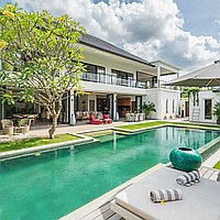 Expansive Berawa villa with long lease and steps from the beach. Villas in Bali for Sale: Вилла в Чангу, Балиан за 1176 тыс. USD. Leasehold. Предварительный просмотр фото #1