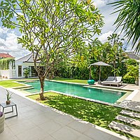 Expansive Berawa villa with long lease and steps from the beach. Villas in Bali for Sale: Вилла в Чангу, Балиан за 1176 тыс. USD. Leasehold. Предварительный просмотр фото #3