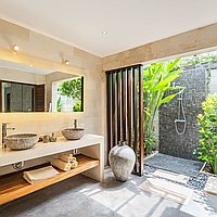 Expansive Berawa villa with long lease and steps from the beach. Villas in Bali for Sale: Вилла в Чангу, Балиан за 1176 тыс. USD. Leasehold. Предварительный просмотр фото #5