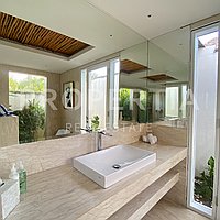 Charming Villa In Berawa Steps From The Beach. Villas in Bali for Sale: Vila di dalam Berawa (Canggu), Bali untuk 3,6 Miliar IDR. Leasehold. Pratinjau foto #13