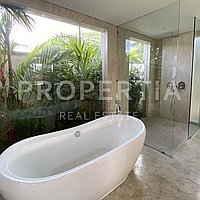 Charming Villa In Berawa Steps From The Beach. Villas in Bali for Sale: Vila di dalam Berawa (Canggu), Bali untuk 3,6 Miliar IDR. Leasehold. Pratinjau foto #10