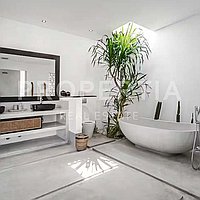 Modern Luxury In Berawa Steps From The Beach. Villas in Bali for Sale: Вилла в Берава (Чангу), Балиан за 64,6 млн. RUB. Leasehold. Предварительный просмотр фото #19