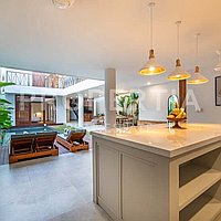 Contemporary Tropical Villa In Berawa. Villas in Bali for Sale: Вилла в Берава (Чангу), Балиан за 467 тыс. USD. Leasehold. Предварительный просмотр фото #1