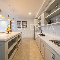 Contemporary Tropical Villa In Berawa. Villas in Bali for Sale: Вилла в Берава (Чангу), Балиан за 467 тыс. USD. Leasehold. Предварительный просмотр фото #2