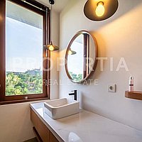 Contemporary Tropical Villa In Berawa. Villas in Bali for Sale: Вилла в Берава (Чангу), Балиан за 36,7 млн. RUB. Leasehold. Предварительный просмотр фото #8