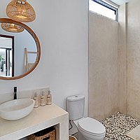 Rustic Two-Bedroom Villa in Tumbak Bayuh, a Short Drive to the Beach. Villas in Bali for Sale: Vila di dalam Canggu, Bali untuk 3,1 Miliar IDR. Leasehold. Pratinjau foto #11