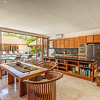 Luxurious villa retreat steps from the beach in Batu Belig. Villas in Bali for Sale: Вилла в Чангу, Балиан за 1304 тыс. USD. Freehold. Предварительный просмотр фото #2