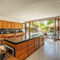 Luxurious villa retreat steps from the beach in Batu Belig. Villas in Bali for Sale: Вилла в Чангу, Балиан за 1304 тыс. USD. Freehold. Предварительный просмотр фото #3