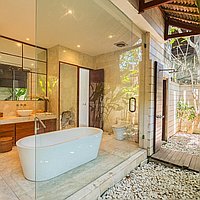 Luxurious villa retreat steps from the beach in Batu Belig. Villas in Bali for Sale: Вилла в Чангу, Балиан за 1304 тыс. USD. Freehold. Предварительный просмотр фото #13