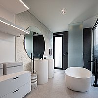  Luxury living just 900m from Berawa beach. Villas in Bali for Sale: Вилла в Чангу, Балиан за 1002 тыс. USD. Leasehold. Предварительный просмотр фото #11