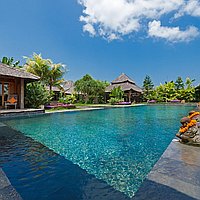 Authentic Grandeur 5-bedroom Estate in Canggu. Villas in Bali for Sale: Vila di dalam Canggu, Bali untuk 22,1 Miliar IDR. Leasehold. Pratinjau foto #1