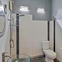 Great Opportunity for Developers or Investors: Freehold Three-Bedroom Balinese Home set on 700sqm of Land. Villas in Bali for Sale: Vila di dalam Canggu, Bali untuk 7,6 Miliar IDR. Freehold. Pratinjau foto #10