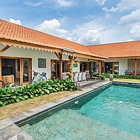 Spacious and tranquil 4-bedroom villa in Buduk . Villas in Bali for Sale: Вилла в Чангу, Балиан за 535 тыс. USD. Leasehold. Предварительный просмотр фото #1