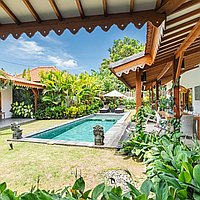 Spacious and tranquil 4-bedroom villa in Buduk . Villas in Bali for Sale: Вилла в Чангу, Балиан за 536 тыс. USD. Leasehold. Предварительный просмотр фото #1