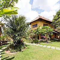 Escape to a Tropical 5-Bedroom Villa with Balinese-Style in Canggu. Villas in Bali for Sale: Вилла в Чангу, Балиан за 993 тыс. USD. Freehold. Предварительный просмотр фото #2