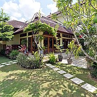 Escape to a Tropical 5-Bedroom Villa with Balinese-Style in Canggu. Villas in Bali for Sale: Вилла в Чангу, Балиан за 993 тыс. USD. Freehold. Предварительный просмотр фото #1