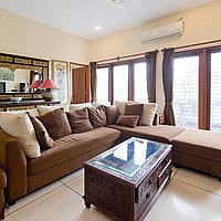 Escape to a Tropical 5-Bedroom Villa with Balinese-Style in Canggu. Villas in Bali for Sale: Вилла в Чангу, Балиан за 993 тыс. USD. Freehold. Предварительный просмотр фото #4