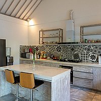 Refined tropical living in a peaceful Berawa location. Villas in Bali for Sale: Vila di dalam Canggu, Bali untuk 7,6 Miliar IDR. Leasehold. Pratinjau foto #6