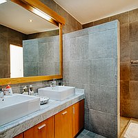 Exceptional Four-Bedroom Fully-Furnished Villa with Long Lease in Lively Kerobokan. Villas in Bali for Sale: Вилла в Керобокан, Балиан за 425 тыс. USD. Leasehold. Предварительный просмотр фото #9