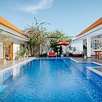 Exceptional Four-Bedroom Fully-Furnished Villa with Long Lease in Lively Kerobokan. Villas in Bali for Sale: Вилла в Керобокан, Балиан за 425 тыс. USD. Leasehold. Предварительный просмотр фото #1