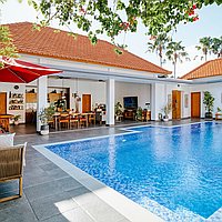 Exceptional Four-Bedroom Fully-Furnished Villa with Long Lease in Lively Kerobokan. Villas in Bali for Sale: Вилла в Керобокан, Балиан за 425 тыс. USD. Leasehold. Предварительный просмотр фото #1