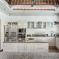 Beautiful Tropical Family Villa In Kerobokan. Villas in Bali for Sale: Вилла в Керобокан, Балиан за 547 тыс. USD. Leasehold. Предварительный просмотр фото #1