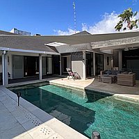 Modern Classic Three-Bedroom Villa in a Strategic Location of Kerobokan with Long Lease. Villas in Bali for Sale: Вилла в Керобокан, Балиан за 295 тыс. USD. Leasehold. Предварительный просмотр фото #1