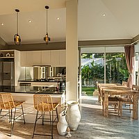 Cozy and stylish four-bedroom villa with poolside serenity in Kerobokan . Villas in Bali for Sale: Вилла в Керобокан, Балиан за 233 тыс. USD. Leasehold. Предварительный просмотр фото #5