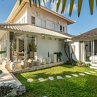 Cozy and stylish four-bedroom villa with poolside serenity in Kerobokan . Villas in Bali for Sale: Вилла в Керобокан, Балиан за 18,3 млн. RUB. Leasehold. Предварительный просмотр фото #13