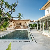 Cozy and stylish four-bedroom villa with poolside serenity in Kerobokan . Villas in Bali for Sale: Вилла в Керобокан, Балиан за 233 тыс. USD. Leasehold. Предварительный просмотр фото #1