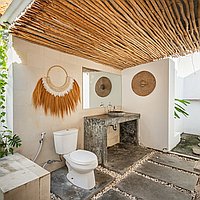 Cozy and stylish four-bedroom villa with poolside serenity in Kerobokan . Villas in Bali for Sale: Вилла в Керобокан, Балиан за 18,3 млн. RUB. Leasehold. Предварительный просмотр фото #15