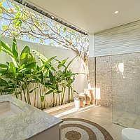 Cozy and stylish four-bedroom villa with poolside serenity in Kerobokan . Villas in Bali for Sale: Вилла в Керобокан, Балиан за 18,3 млн. RUB. Leasehold. Предварительный просмотр фото #9