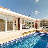 Stunning Modern Villa In Kerobokan. Villas in Bali for Sale: Вилла в Керобокан, Балиан за 350 тыс. USD. Leasehold. Предварительный просмотр фото #18