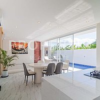 Stunning Modern Villa In Kerobokan. Villas in Bali for Sale: Вилла в Керобокан, Балиан за 350 тыс. USD. Leasehold. Предварительный просмотр фото #1