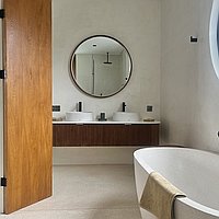 Sleek Modern Living with Serene Poolside near Bumbak. Villas in Bali for Sale: Vila di dalam Kerobokan, Bali untuk 6,5 Miliar IDR. Leasehold. Pratinjau foto #10