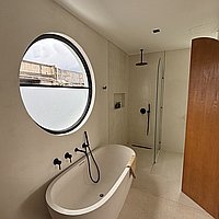 Sleek Modern Living with Serene Poolside near Bumbak. Villas in Bali for Sale: Vila di dalam Kerobokan, Bali untuk 6,5 Miliar IDR. Leasehold. Pratinjau foto #9