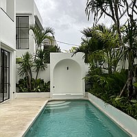 Sleek Modern Living with Serene Poolside near Bumbak. Villas in Bali for Sale: Vila di dalam Kerobokan, Bali untuk 6,5 Miliar IDR. Leasehold. Pratinjau foto #1