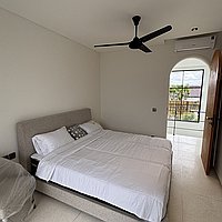 Sleek Modern Living with Serene Poolside near Bumbak. Villas in Bali for Sale: Vila di dalam Kerobokan, Bali untuk 6,5 Miliar IDR. Leasehold. Pratinjau foto #7