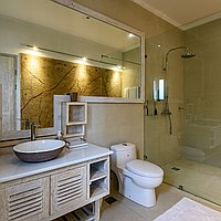 Elegant tropical villa in Umalas with expansive garden. Villas in Bali for Sale: Вилла в Керобокан, Балиан за 61,3 млн. RUB. Leasehold. Предварительный просмотр фото #9