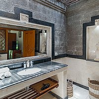 Spacious 4-Bedroom Villa in Absolute Prime Legian Local, just 400m from the Beach. Villas in Bali for Sale: Вилла в Легиан, Балиан за 38,9 млн. RUB. Leasehold. Предварительный просмотр фото #14