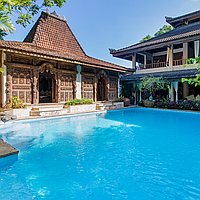 Prime Investment Opportunity: Traditional Joglo-Style Property with 15 Bedrooms in Legian’s Premier District. Villas in Bali for Sale: Vila di dalam Legian, Bali untuk 44,0 Miliar IDR. Freehold. Pratinjau foto #1